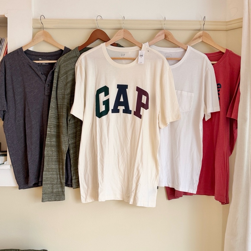 Set of 5 men’s Tops sizes L-XL Gap and Banana Republic